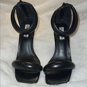 Steve Madden Black Minimalist Sandals with Adjustable Ankle Straps